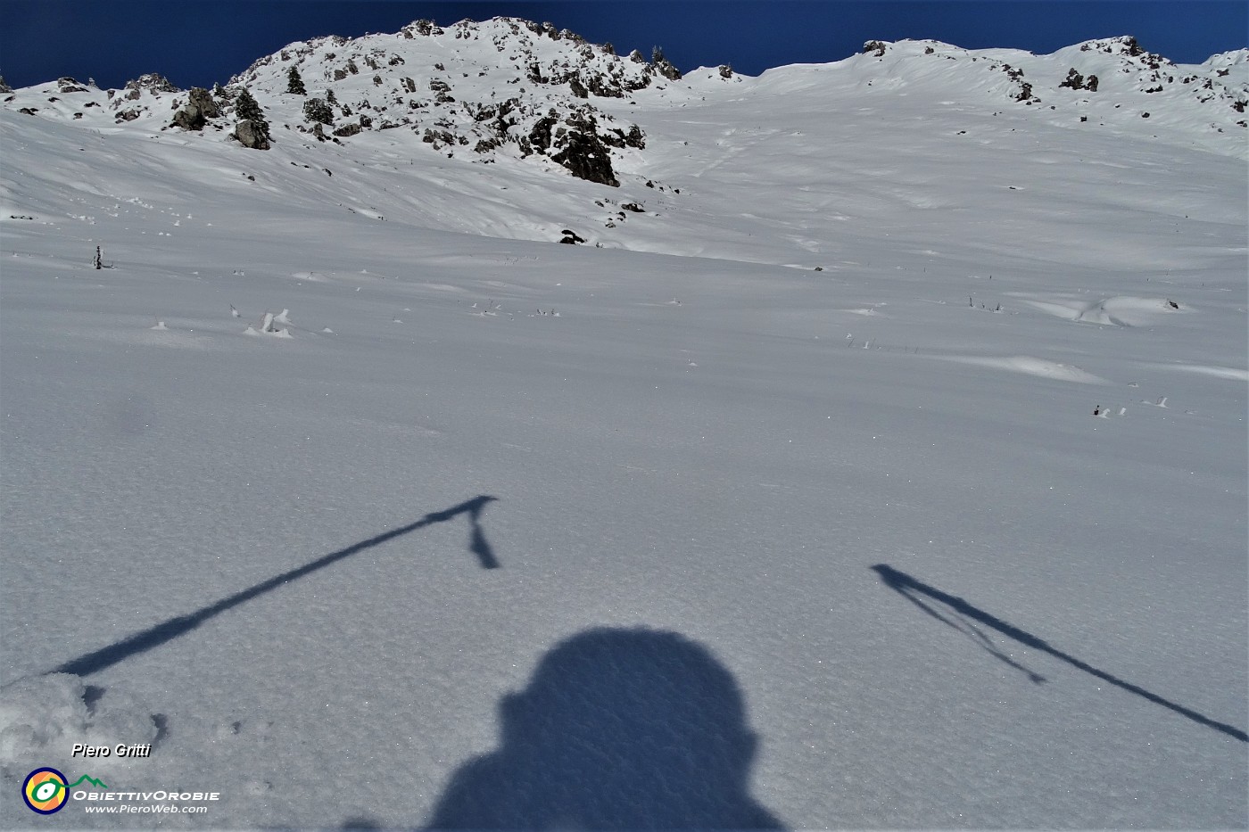 37 Il sentiero normale ricoperto da circa mezzo metro di neve ! La traccia la devo fare io !.JPG